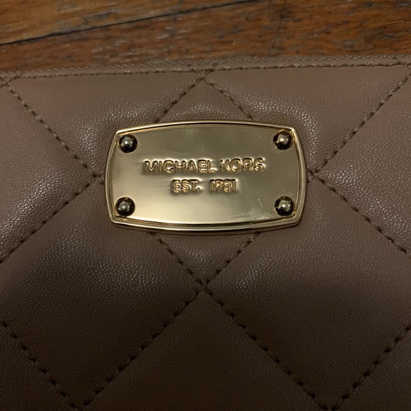 Michael Kors beige quilted wallet - Picture 2 of 3